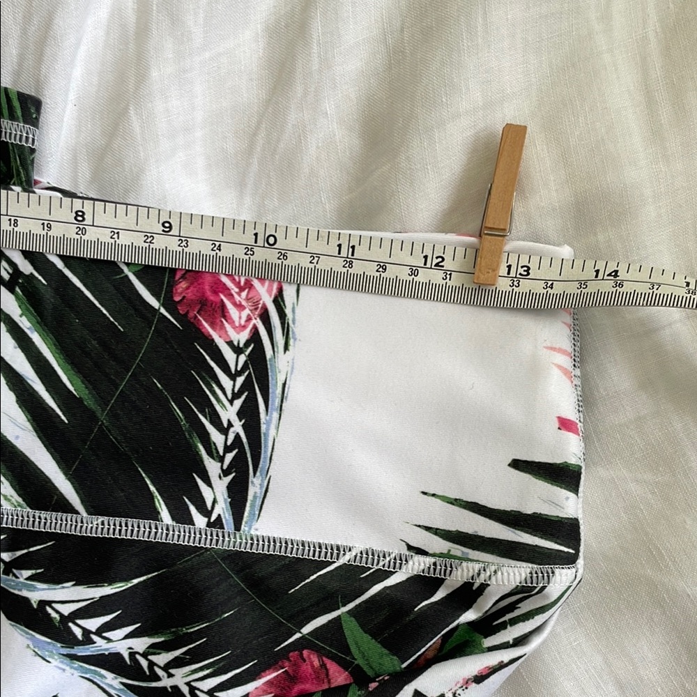 Fabletics High Waisted Powerhold Legging Tropical Floral White/Green Crop Size 8 - Picture 7 of 8